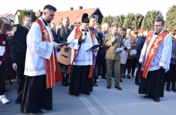 Zdjęcie: Droga krzyżowa ulicami Sieniawy (85).jpg