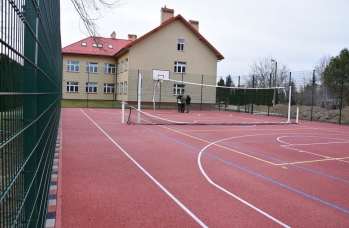 Zdjęcie: Boisko wielofunkcyjne przy SP w Sieniawie