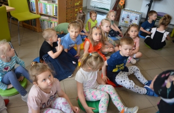 Zdjęcie: T.B.W bibliotece na półeczkach.jpg