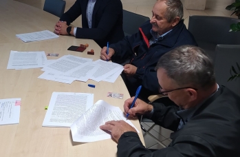Zdjęcie: podpisanie umowy (4).jpg