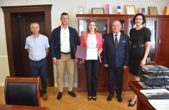 Zdjęcie: Wręczenie aktu (1).jpg