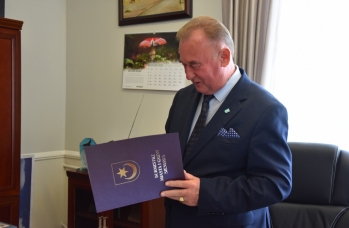 Zdjęcie: Wręczenie aktu (2).jpg