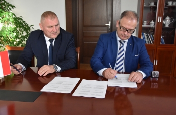 Zdjęcie: podpisanie umowy (2).jpg