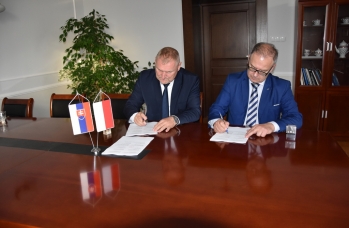 Zdjęcie: podpisanie umowy (5).jpg