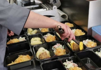 Zdjęcie główne dla: 'Ciepłe posiłki dla potrzebujących mieszkańców' 