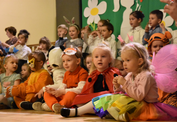 Zdjęcie główne dla: 'Dzień Mamy i Taty - dzieci z Miejskiego Przedszkola w Sieniawie wystąpiły na scenie 