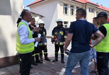 Zdjęcie główne dla: 'Ładunek bombowy w szkole podstawowej. Na szczęście to tylko ćwiczenia obrony cywilnej' 