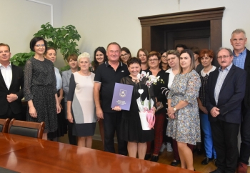 Zdjęcie główne dla: 'Pani Czesława Bednarz, długoletni pracownik Urzędu Miasta i Gminy w Sieniawie przechodzi na emeryturę' 
