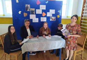 Zdjęcie główne dla: 'Uczniowie i nauczyciele szkoły w Rudce czytali 