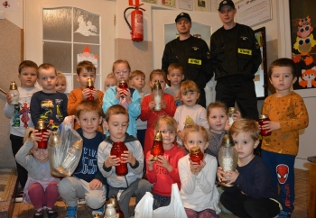 Zdjęcie główne dla: '390 zniczy z gminy Sieniawa zapłonie 1 listopada na polskich grobach za wschodnią granicą' 