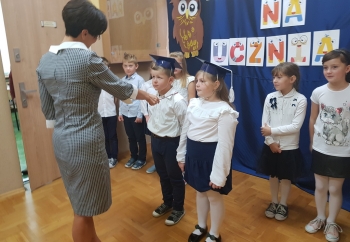 Zdjęcie główne dla: 'Uroczystość z okazji Dnia Edukacji Narodowej i pasowania na ucznia w Szkole Podstawowej w Wylewie' 