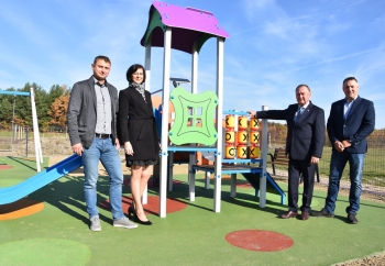 Zdjęcie główne dla: 'W Czercach powstał kolorowy i bezpieczny plac zabaw' 