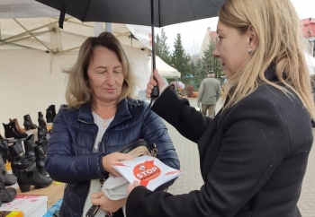 Zdjęcie główne dla: 'Kampania „19 dni przeciwko przemocy i krzywdzeniu dzieci i młodzieży” - akcja informacyjna na ulicach Sieniawy' 