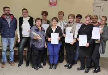 Zdjęcie główne dla: 'Pierwsi uczestniczy kursu komputerowego ECDL odebrali zaświadczenia o odbytym kursie' 