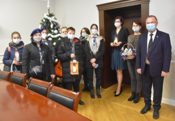 Zdjęcie główne dla: 'Harcerze przynieśli do Urzędu Miasta i Gminy w Sieniawie Betlejemskie Światło Pokoju' 