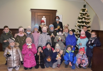 Zdjęcie główne dla: 'Dzieci ze Szkoły Podstawowej w Sieniawie z życzeniami i kolędą w Urzędzie' 