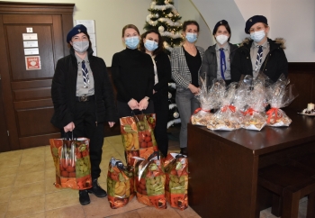 Zdjęcie główne dla: 'Paczki świąteczne dla najbardziej potrzebujących rodzin' 