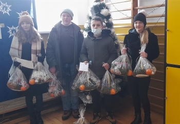 Zdjęcie główne dla: 'Uczniowie SP w Rudce odwiedzili osoby starsze i obdarowali świątecznymi upominkami' 