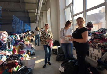 Zdjęcie główne dla: 'Niedzielny wolontariat w Sieniawie - segregowaliśmy odzież, obuwie i zabawki' 