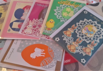 Zdjęcie główne dla: 'Wykonują i sprzedają kartki wielkanocne - tak chcą nieść wsparcie dla Ukrainy' 