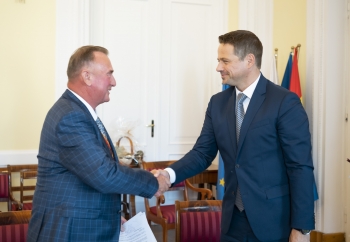 Zdjęcie główne dla: 'Prezydent Warszawy Rafał Trzaskowski odwiedzi Sieniawę!' 