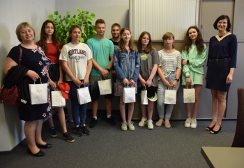 Zdjęcie główne dla: 'Uczniowie z Czerwonej Woli i Rudki na lekcji wiedzy o społeczeństwie w murach urzędu' 