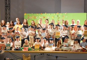 Zdjęcie główne dla: 'Zakończenie roku przedszkolnego w Przedszkolu Miejskim w Sieniawie i pożegnanie starszych kolegów' 