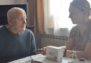 Zdjęcie główne dla: '„Korpus Wsparcia Seniorów” - pracownicy socjalni M-GOPS w Sieniawie rozdają seniorom opaski medyczne' 