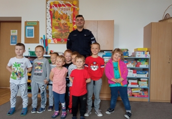 Zdjęcie główne dla: 'Rozmawiali o bezpieczeństwie. Spotkanie z policjantem w SP w Rudce' 