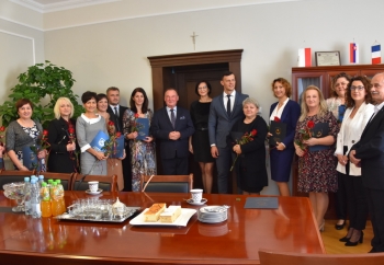 Zdjęcie główne dla: 'Nagrody Burmistrza Miasta i Gminy Sieniawa z okazji Dnia Edukacji Narodowej'