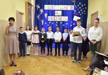 Zdjęcie główne dla: 'Dzień Edukacji Narodowej i pasowanie na ucznia w SP w Wylewie' 
