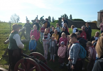 Zdjęcie główne dla: 'Uczniowie SP w Czerwonej Woli na wycieczce śladami patrona szkoły' 