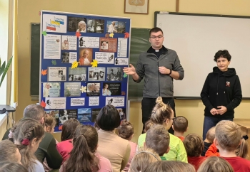 Zdjęcie główne dla: 'Społeczność Szkoły Podstawowej w Wylewie upamiętniła postać papieża - Jana Pawła II' 