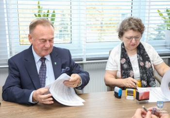 Zdjęcie główne dla: 'Podpisanie umowy o dofinansowanie na zakup samochodu do przewozu osób niepełnosprawnych dla ŚDS'