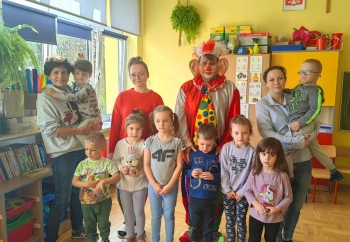 Zdjęcie główne dla: 'Klaun Walduś w Szkole Podstawowej w Wylewie'