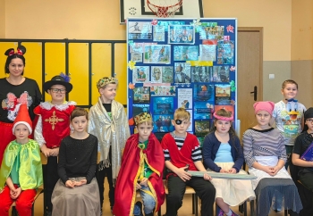 Zdjęcie główne dla: 'Międzynarodowy Dzień Postaci z Bajek w SP w Wylewie' 