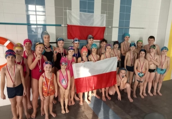 Zdjęcie główne dla: 'Pływamy dla Niepodległej - zawody pływackie UKS na basenie' 