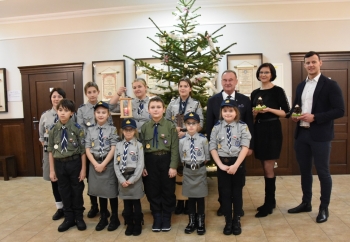 Zdjęcie główne dla: 'Harcerze i zuchy przynieśli do urzędu Betlejemskie Światło Pokoju'