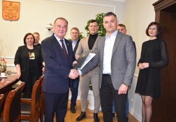 Zdjęcie główne dla: 'Budowa kanalizacji w Czercach etap II - umowa podpisana' 