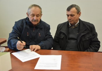 Zdjęcie główne dla: '„Budowa placu zabaw w Dobrej” - podpisanie umowy na realizację inwestycji' 