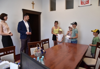 Zdjęcie główne dla: 'Półkolonie z Akademią Jaskółki. Dzieci gościły z wizytą w Urzędzie Miasta i Gminy w Sieniawie' 