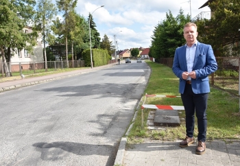 Zdjęcie główne dla: 'Podpisanie umowy na realizację zadania pn. „Przebudowa drogi powiatowej Nr P 1256R ulica Jana Pawła II i Piskorowice – Pigany – Sieniawa”' 