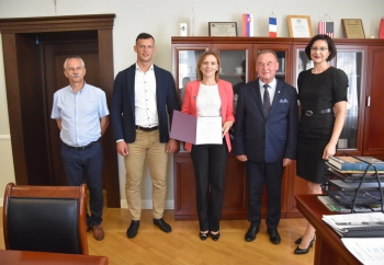 Zdjęcie główne dla: 'Pedagog Małgorzata Goch odebrała akt mianowania z rąk Burmistrza Miasta i Gminy Sieniawa' 