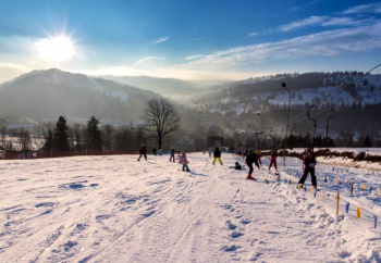 Zdjęcie główne dla: 'Zimowy wypoczynek w formie turnusów wyjazdowych dla dzieci rolników.' 