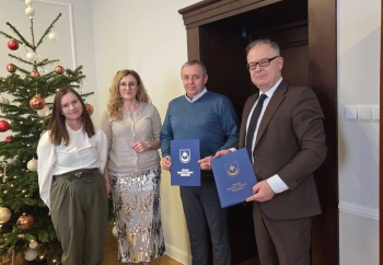 Zdjęcie główne dla: 'Podpisanie Umowy na odbiór i zagospodarowanie odpadów komunalnych z terenu Miasta i Gminy Sieniawa' 