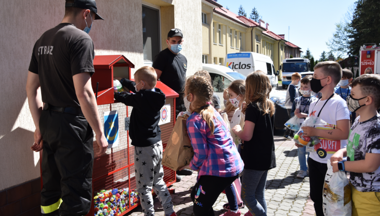 Zdjęcie główne newsa: Strażacy z Sieniawy zbudowali drugi domek-remizę na nakrętki