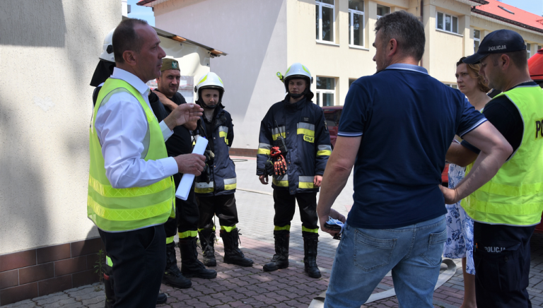 Zdjęcie główne newsa: Ładunek bombowy w szkole podstawowej. Na szczęście to tylko ćwiczenia obrony cywilnej