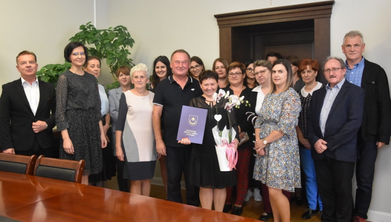 Zdjęcie główne newsa: Pani Czesława Bednarz, długoletni pracownik Urzędu Miasta i Gminy w Sieniawie przechodzi na emeryturę