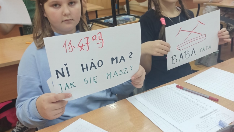 Zdjęcie główne newsa: Podstawy chińskiego i kaligrafia. Ciekawe lekcje w Szkole Podstawowej w Sieniawie