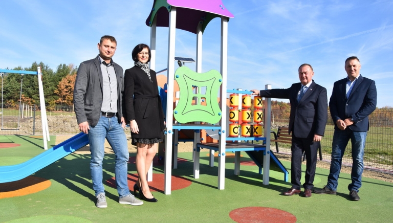 Zdjęcie główne newsa: W Czercach powstał kolorowy i bezpieczny plac zabaw